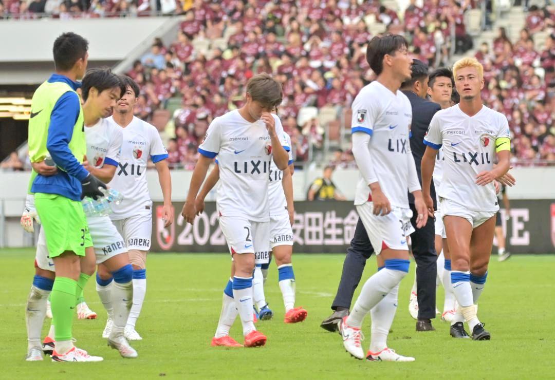 神戸に敗れて今季優勝の可能性が消え、肩を落とす鹿島の選手たち=国立競技場
