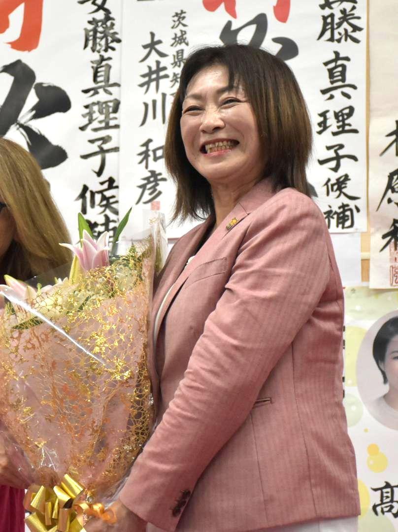 再選を決め花束を贈られて笑顔を見せる安藤真理子氏(右)=土浦市下高津の選挙事務所
