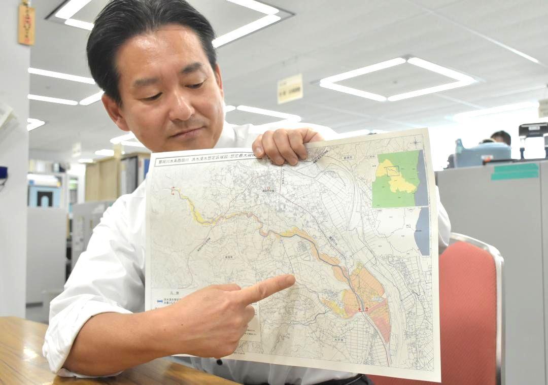 西田川の洪水浸水想定区域図を説明する県担当者=県庁
