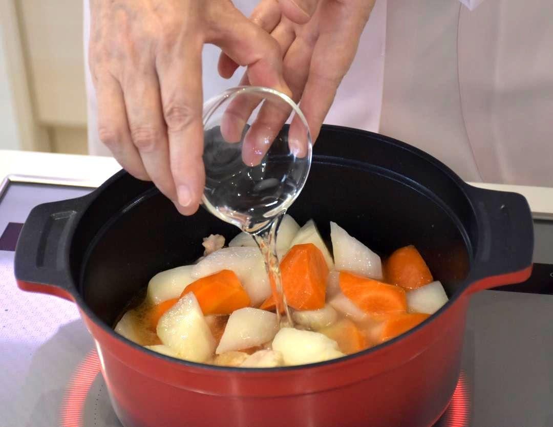 鍋に調味料を入れる

