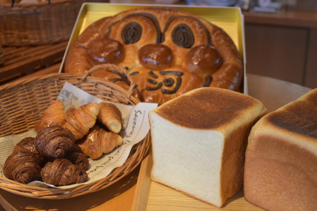 しあわせ食パン(手前右)、ミニクロワッサン（手前左）、一升パン（奥）