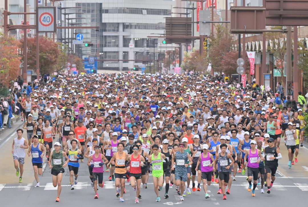 第8回水戸黄門漫遊マラソンで水戸の市街地を駆け抜けるランナー=水戸市南町