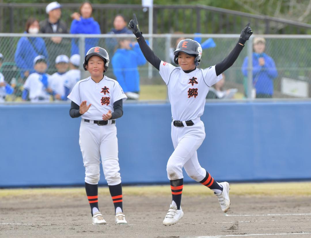 本郷イーグルス-上辺見ファイターズ　1回裏本郷イーグルス無死走者なし、村田(右)が左越えに先頭打者本塁打を放ち笑顔でガッツポーズ=なかLuckyFM公園野球場
