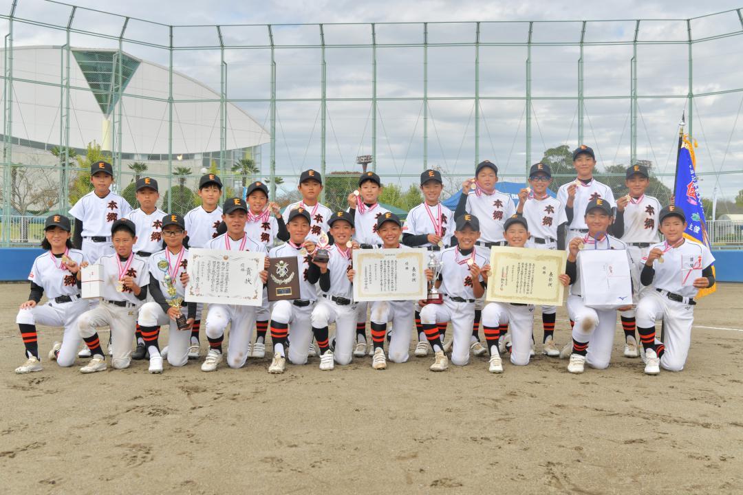 優勝した本郷イーグルス=なかLuckyFM公園野球場
