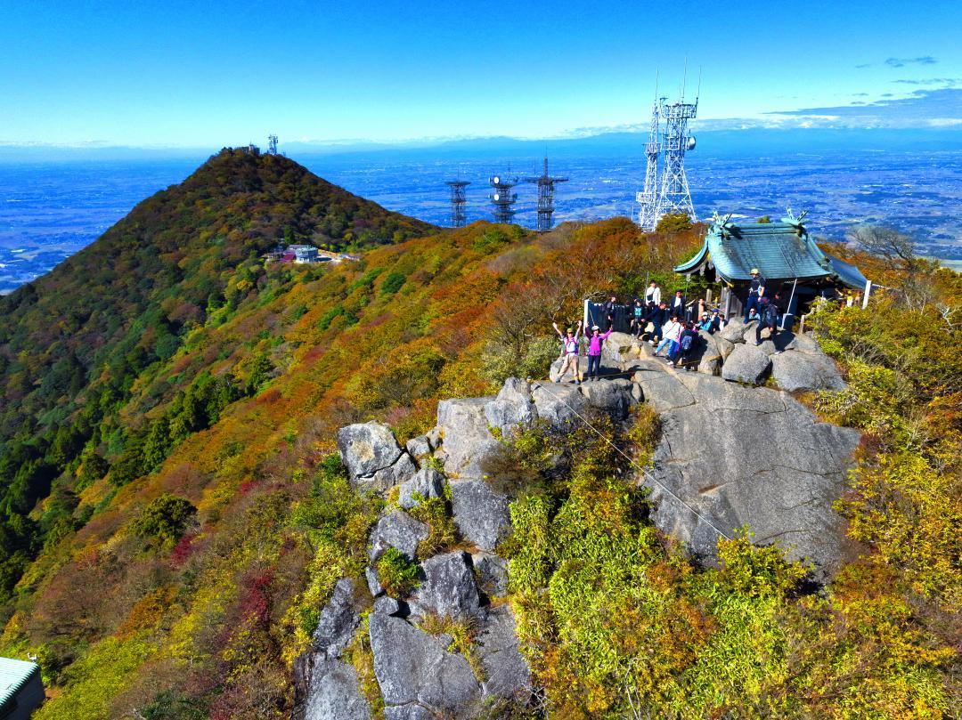 関東平野を一望できる筑波山。女体山の頂に人が集う=30日、つくば市筑波(小型無人機から)
