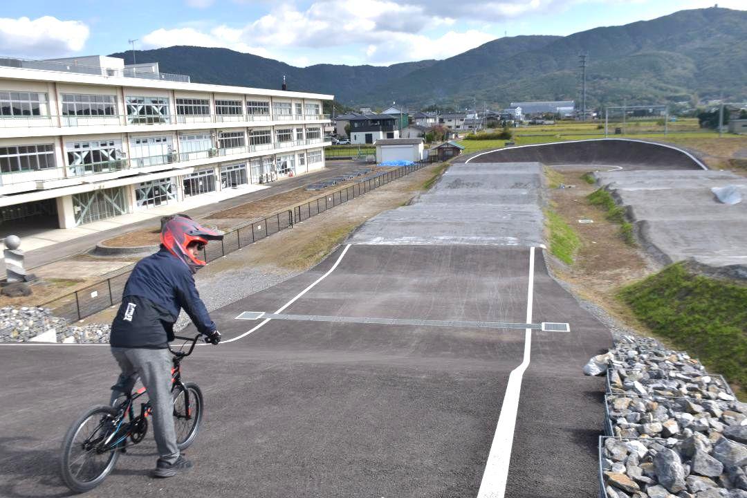 複合拠点としてBMXレーシングコースなどが整備された中学校跡地=つくば市北条
