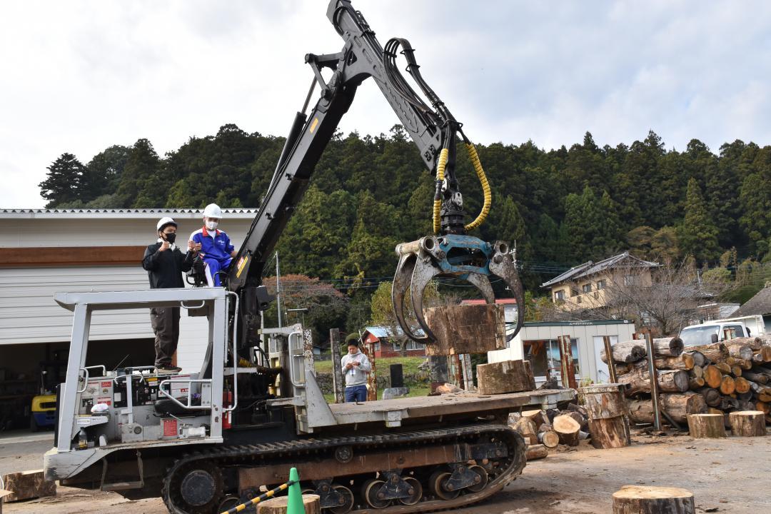 木材運搬車を操作する生徒=常陸太田市小中町
