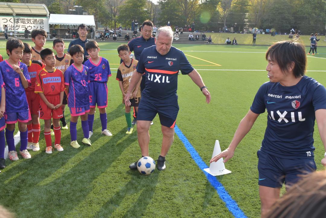 実際にボールを蹴って子どもたちを指導するジーコさん=土浦市藤沢の新治運動公園