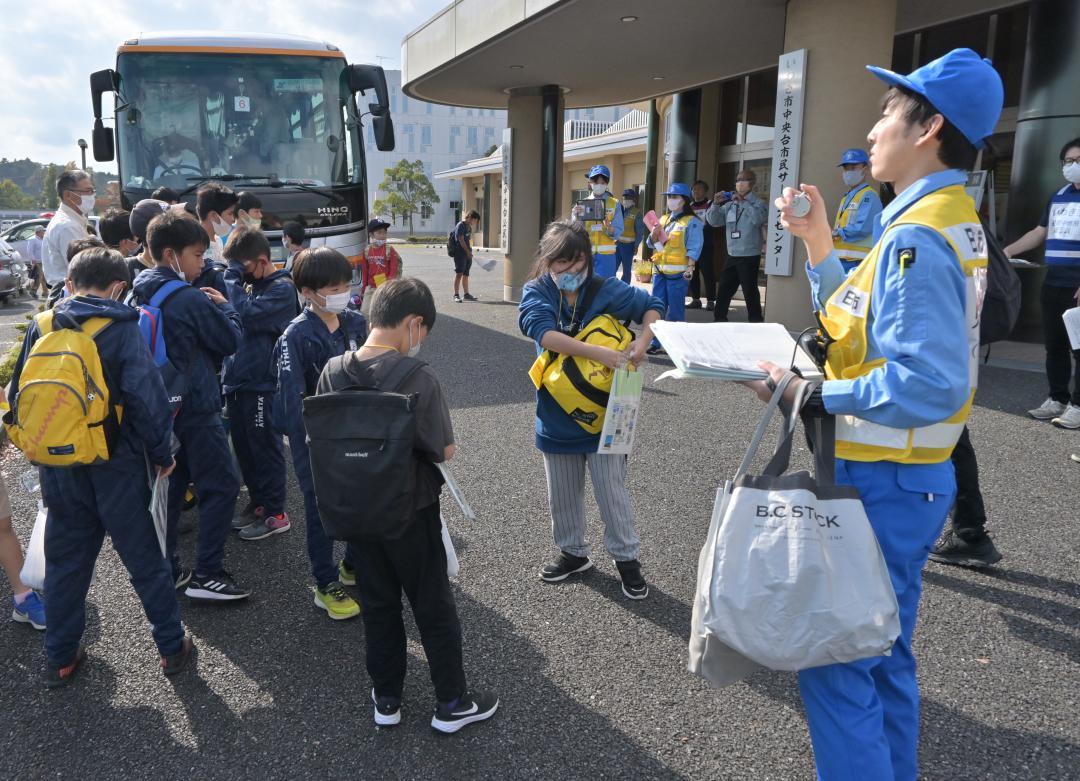 広域避難訓練で県外にバスで移動した児童たち=福島県いわき市中央台飯野
