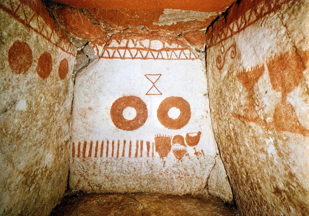 円や三角など多彩な文様が色鮮やかに描かれた石室内の壁画(市教委提供)
