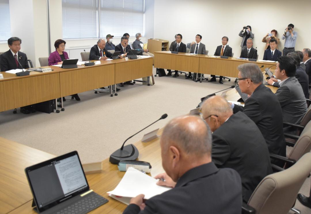 日本原子力発電が東海第2原発の防潮堤工事の施工不良について説明した東海村議会全員協議会=村役場