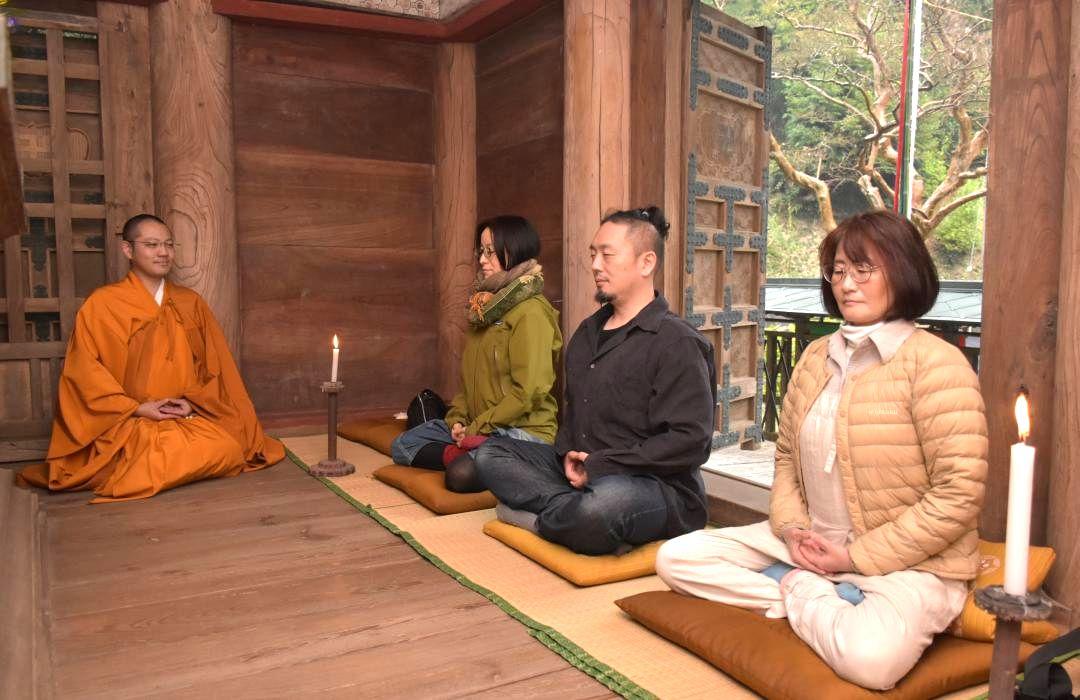 三重塔の中で座禅を体験する参拝客=桜川市真壁町椎尾
