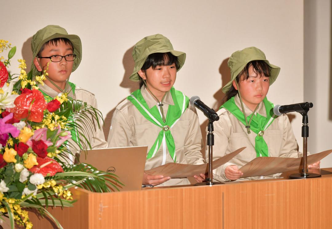 全国緑の少年団活動発表大会で、森林保全などの取り組みを報告する生瀬緑の少年団(大子町)=11日午後、行方市宇崎(代表撮影)
