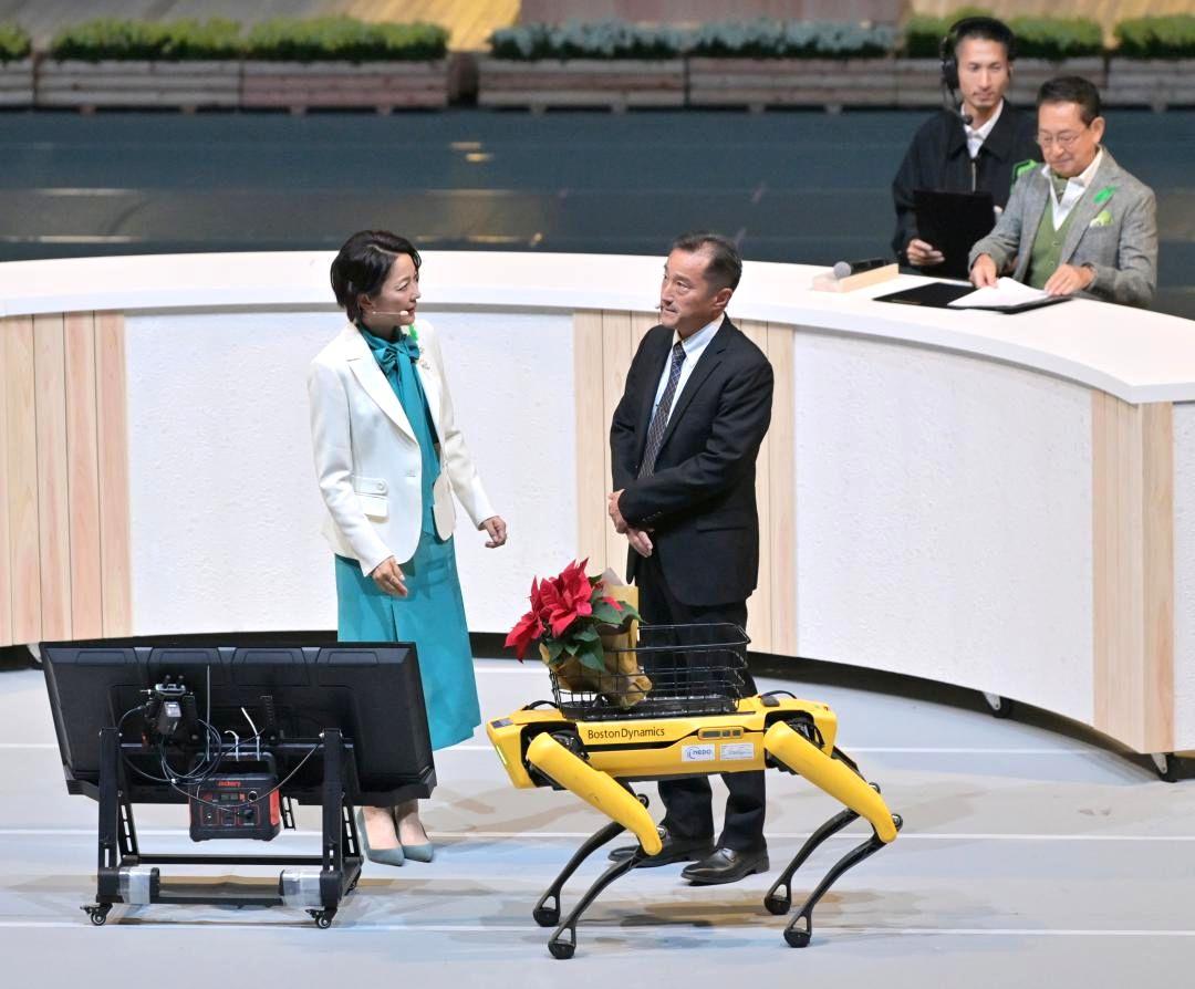 林業への導入が期待される四足歩行ロボットの説明を受ける羽田美智子さん(手前左)=12日午前、水戸市緑町、鈴木葵撮影
