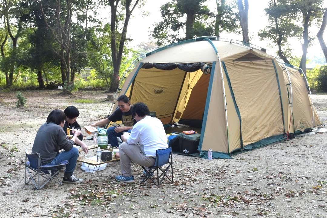 大きなテントも1張分の価格で宿泊でき、グループキャンプも安心=八千代町松本
