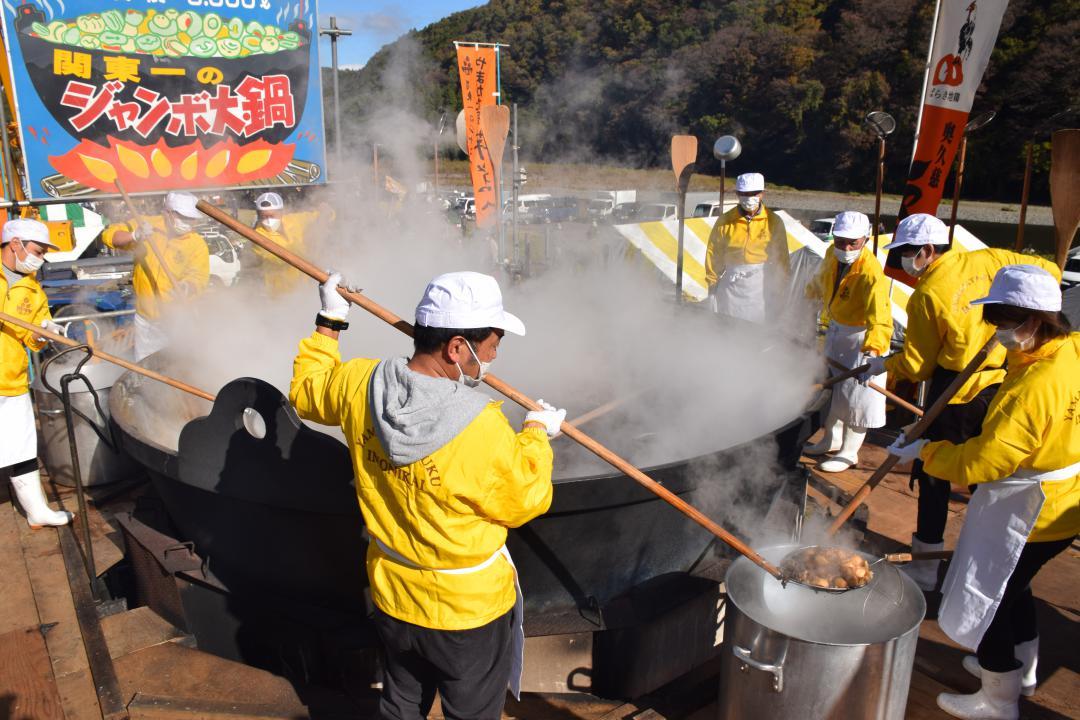 関東一の大鍋で作り、1万人分が提供された「やまがた宿芋煮会」=常陸大宮市山方の清流公園
