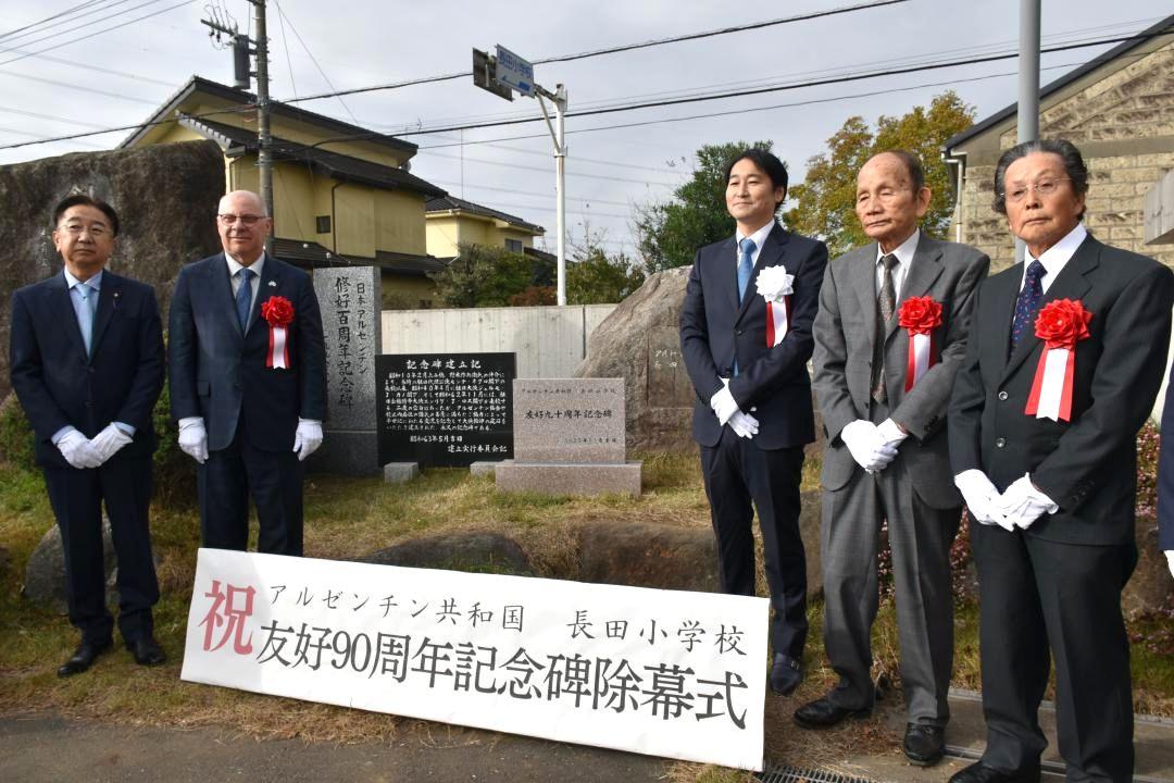 記念碑の除幕を行ったエドゥアルド・テンポーネ大使(左から2人目)と橋本正裕町長(同3人目)=境町立長田小
