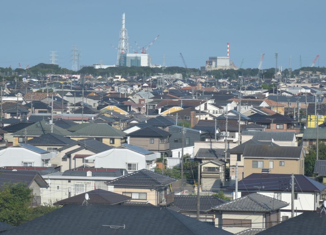 日本原子力発電東海第2原発(奥左)の周辺には多くの住宅が密集する=東海村(2021年8月撮影)