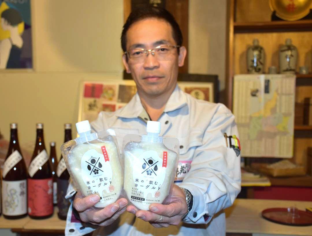 県と共同開発した「米の飲むヨーグルト」を紹介する西岡本店の西岡勇一郎社長=桜川市真壁町田
