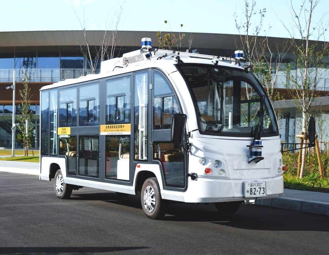 実証実験で使用される自動運転バス(KDDI提供)
