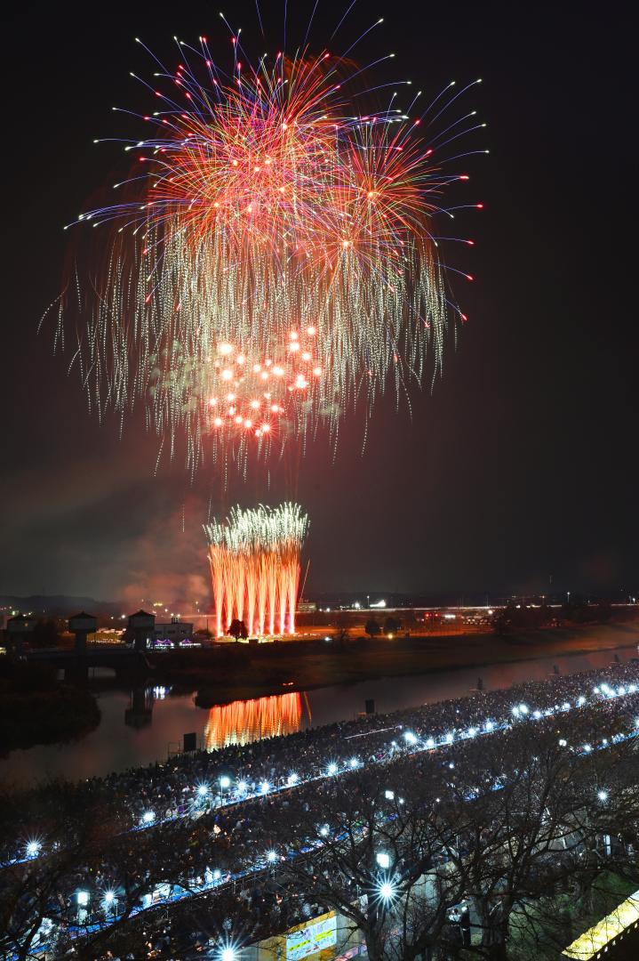 第92回土浦全国花火競技大会で打ち上げられたスターマイン＝土浦市の桜川畔