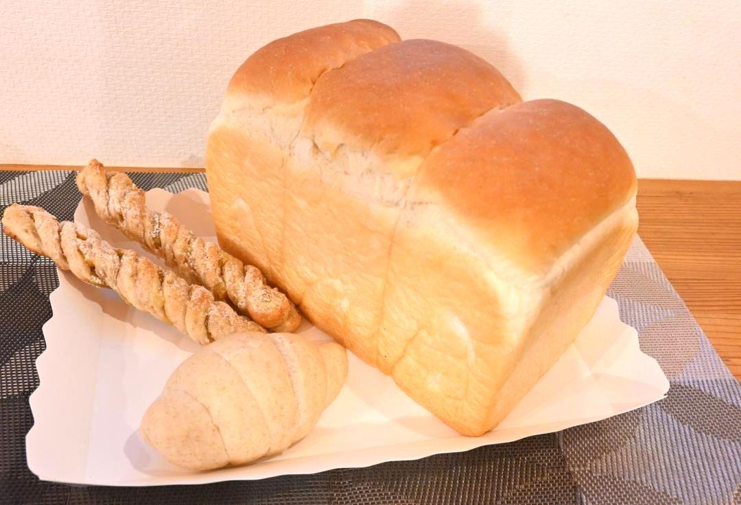 食パンと干し芋スティック（左奥）、塩パン（左手前）
