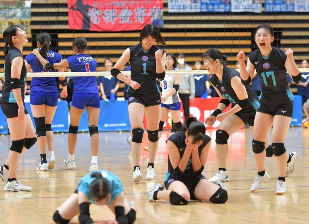 バレーボールの全日本大学女子選手権で4年ぶり9度目の優勝を決め、喜ぶ筑波大の選手=東京・大田区総合体育館
