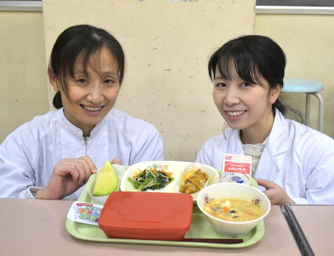 茨城県食材の魅力が詰まった献立で決勝大会に挑む渡辺紗さん、森仁美さん(右から)=桜川市本木
