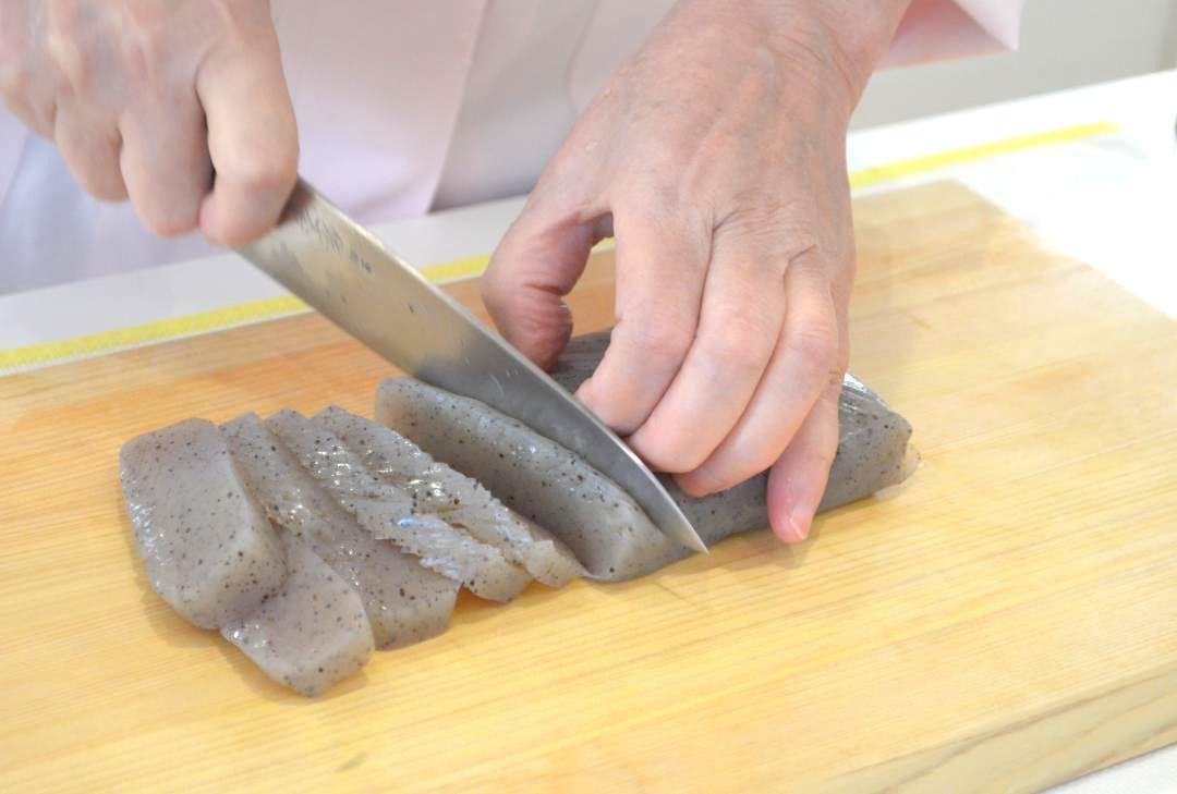 切れ目を入れた板こんにゃくを均一の厚さにカットする