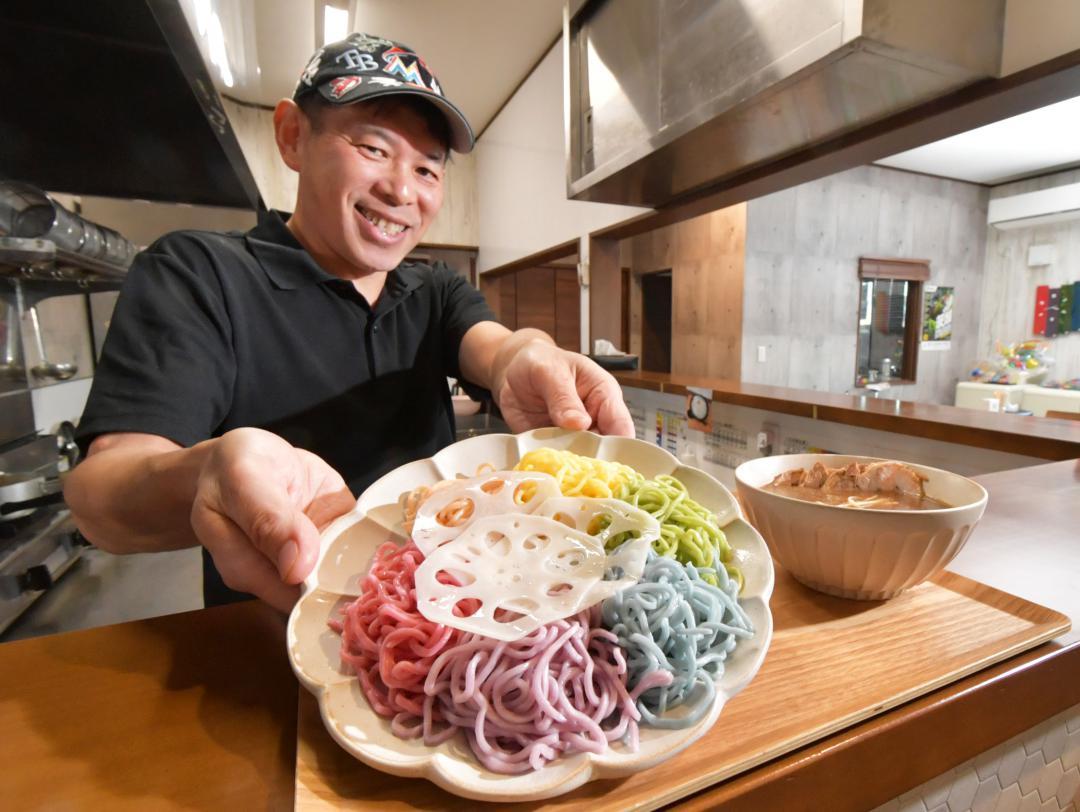 5年越しに完成した六色つけ麺を笑顔で提供するオーナーの柴沼政寛さん=土浦市大岩田
