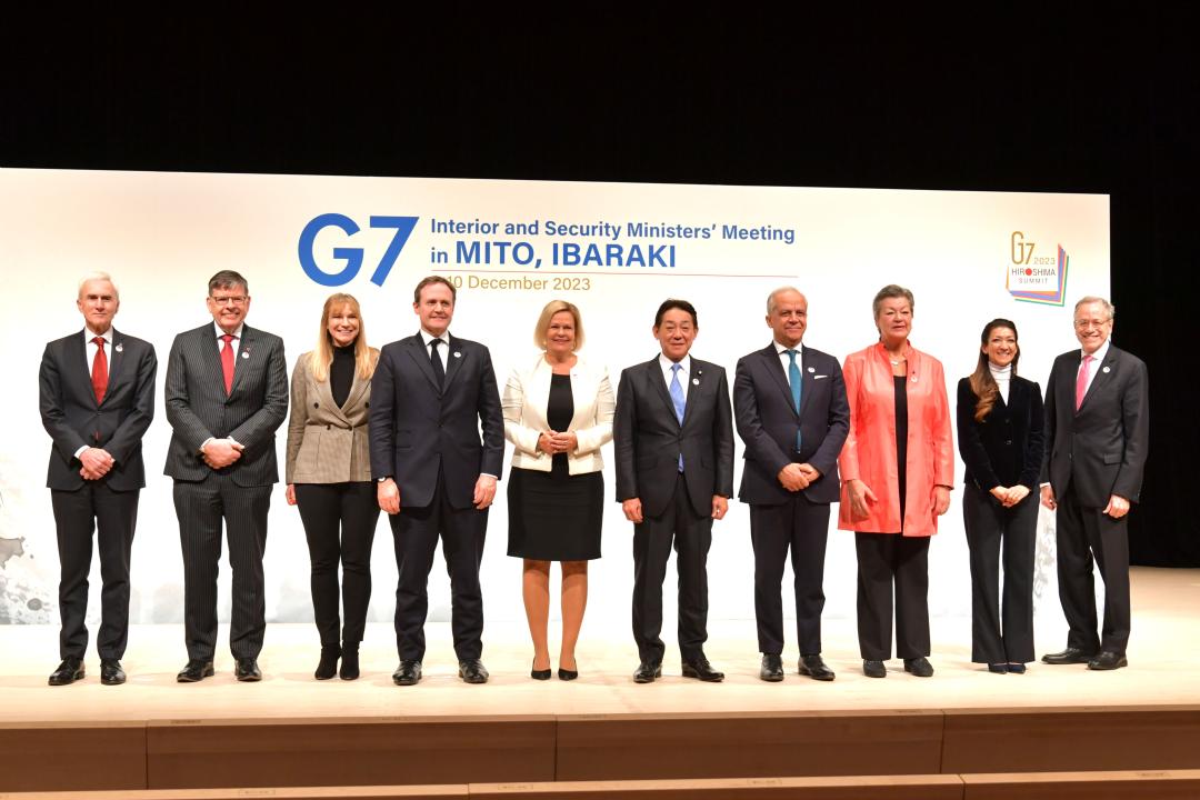G7水戸内務・安全担当相会合で記念撮影する各国閣僚ら=9日午後、水戸市民会館