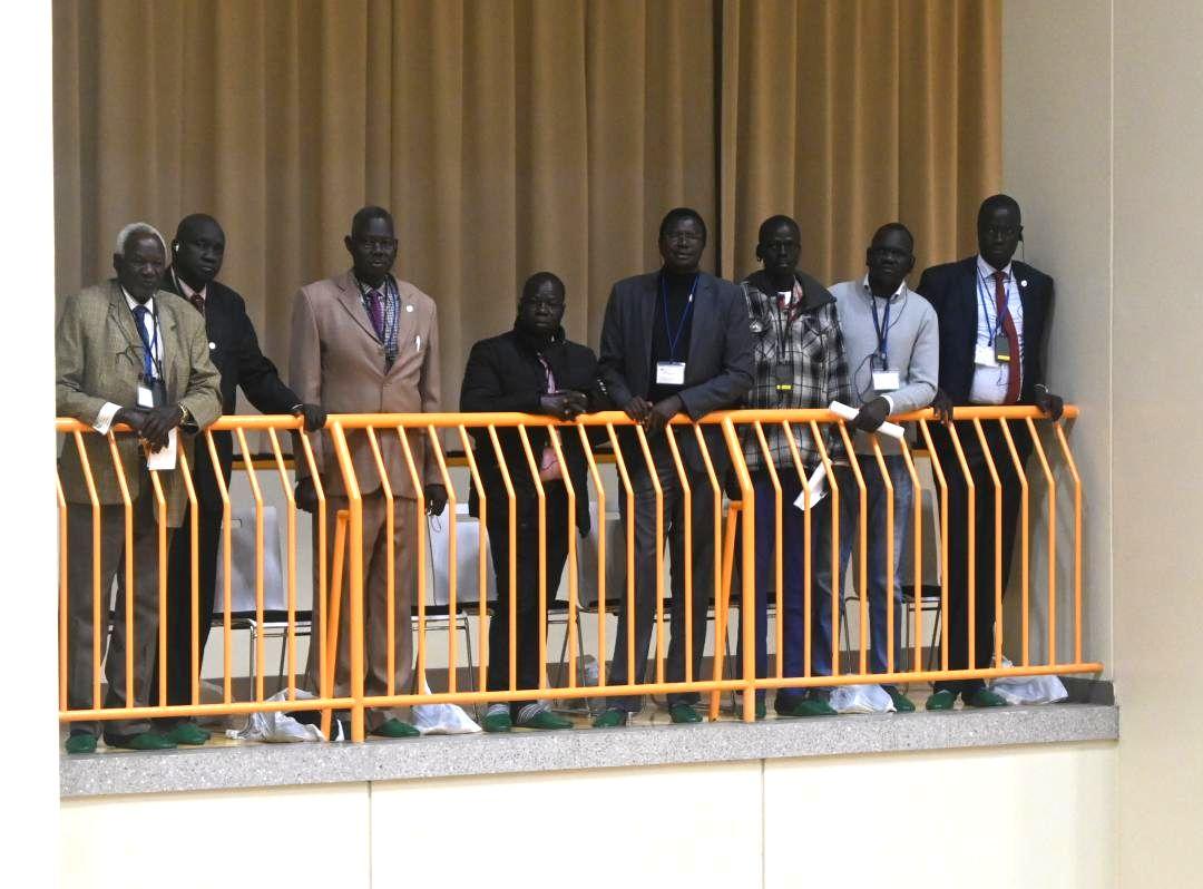下妻市議選の開票所を訪れた南スーダンの選挙管理委員会関係者=同市本城町
