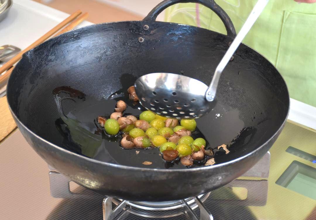 ギンナンを炒めて薄皮を取る