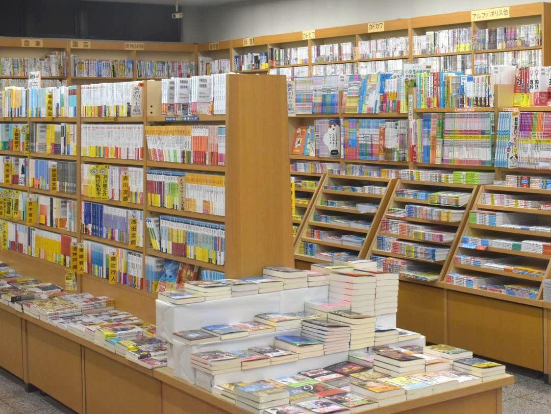 品ぞろえを充実させているものの、販売冊数は落ち込んでいる増子書店=鉾田市鉾田
