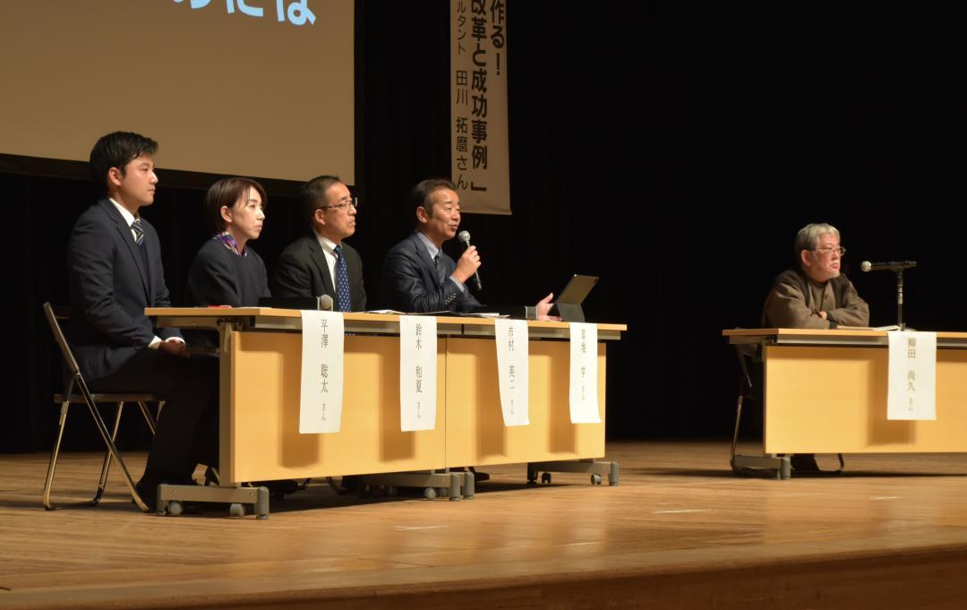 保護者と学校の関係や部活動について意見を交わすパネリスト=水戸市千波町
