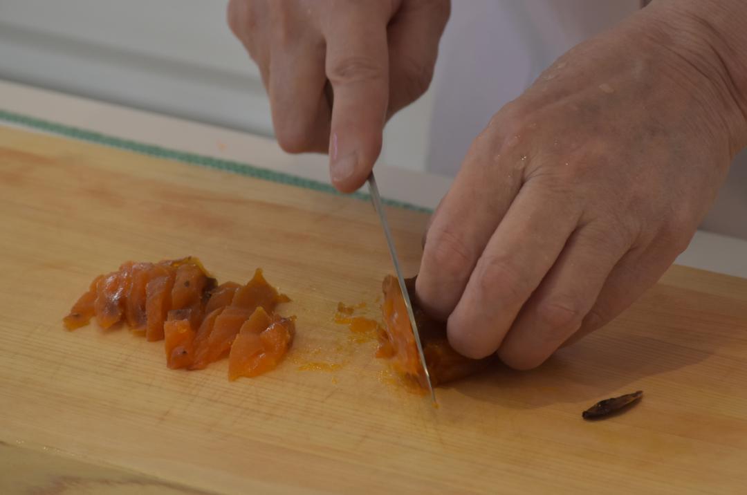 干し柿を細切りする
