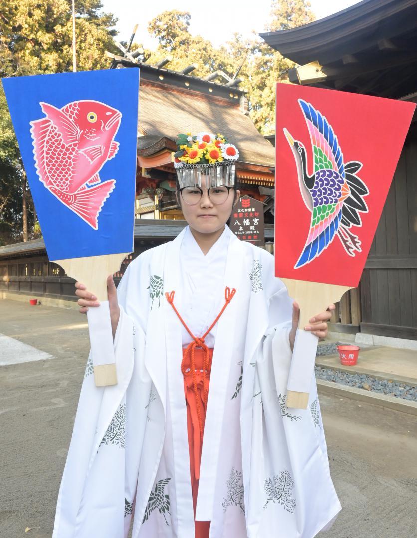 奉納される中山真司さん揮毫(きごう)の大羽子板=水戸市八幡町
