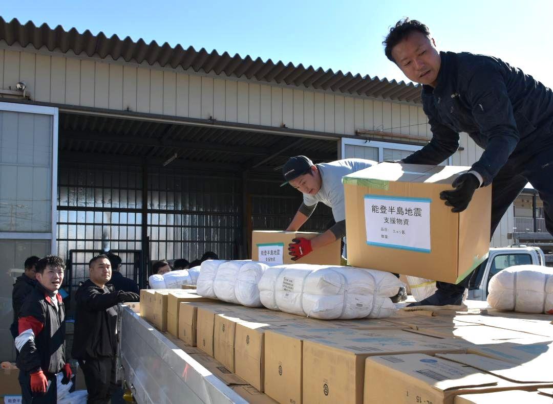 被災地に向けた支援物資をトラックに積み込む県内JCのメンバーたち=土浦市田中
