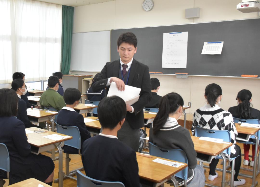 問題用紙の配布を待つ受験児童ら=水戸市三の丸の県立水戸一高付属中