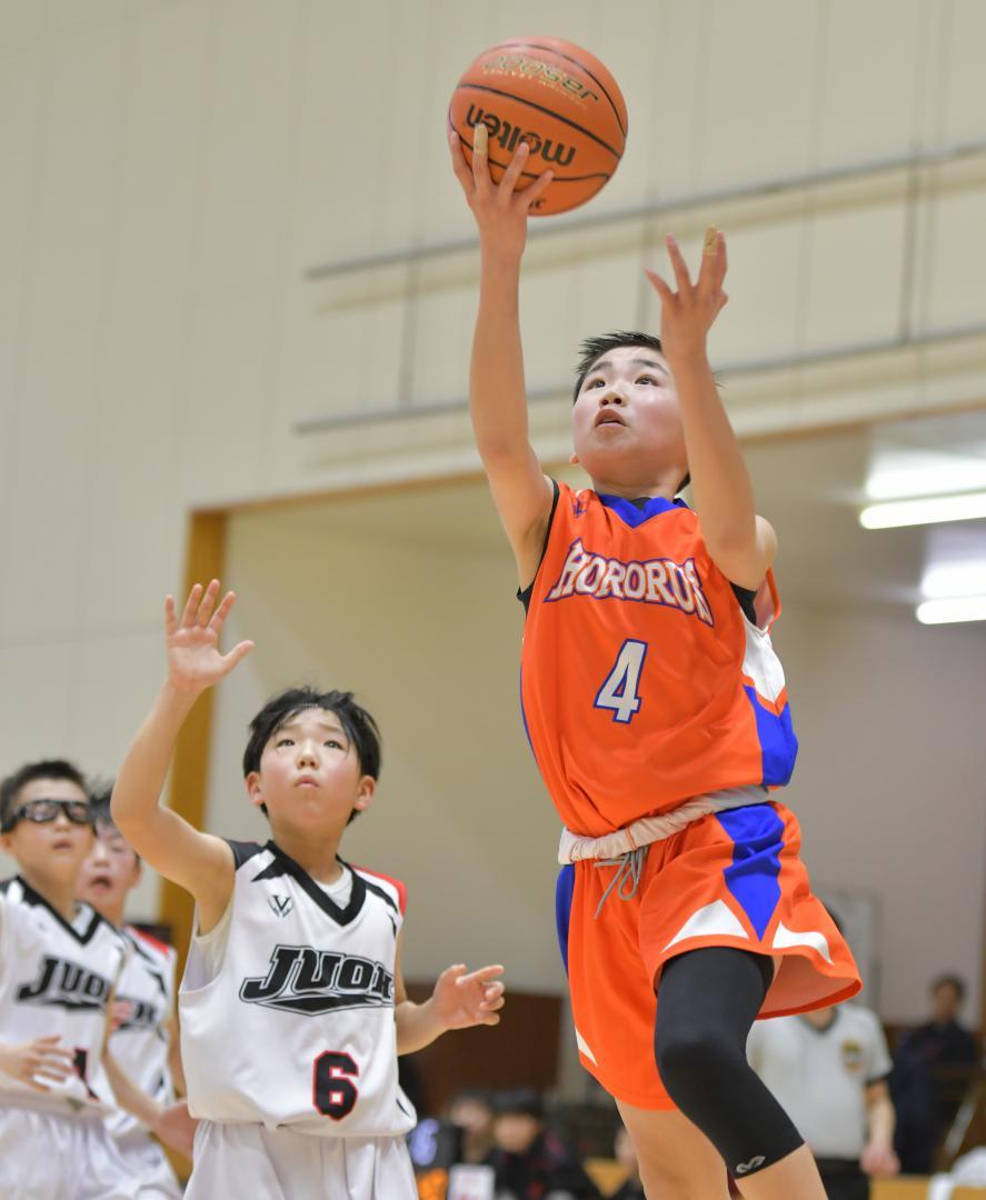 〈男子1回戦〉十王ボーイズ-城里HORORUS　最終クオーター、城里HORORUSの小倉大和(4)が同点弾を決める=水戸市総合運動公園体育館
