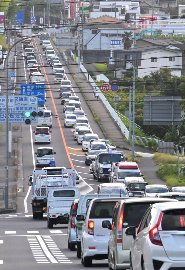 渋滞する日立市内の国道6号=同市滑川町(資料)