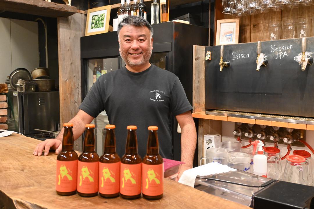 レセプションで提供されたビール(手前)と唐沢秀さん=鹿嶋市宮中
