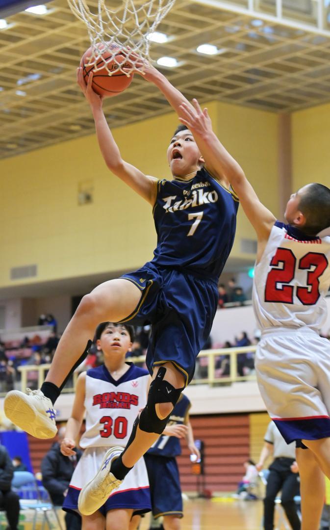 〈男子決勝〉ボンズ茨城-田彦スポ少　最終クオーター、シュートを決める田彦スポ少の井上(7)=ひたちなか市総合体育館
