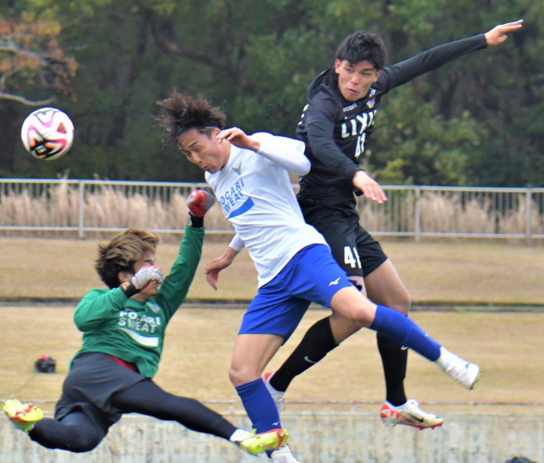 J2徳島との練習試合で、ヘディングでゴールを決めるJ1鹿島の徳田(右)=ひなた陸上競技場
