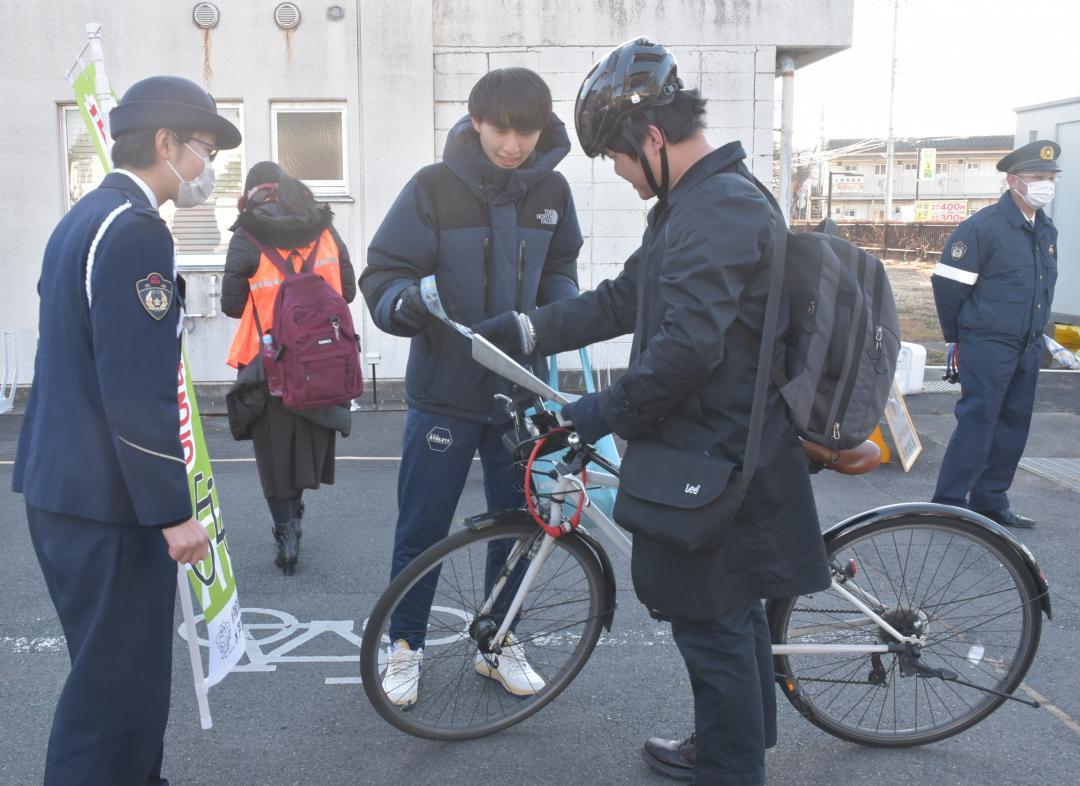 学生に自転車の施錠を呼びかけたキャンペーン=水戸市文京の茨城大
