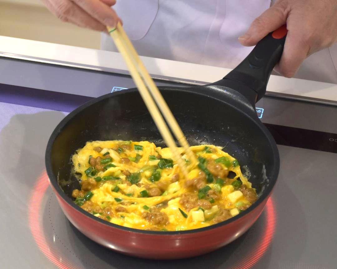 生地が固まり始めたら菜箸でまぜる