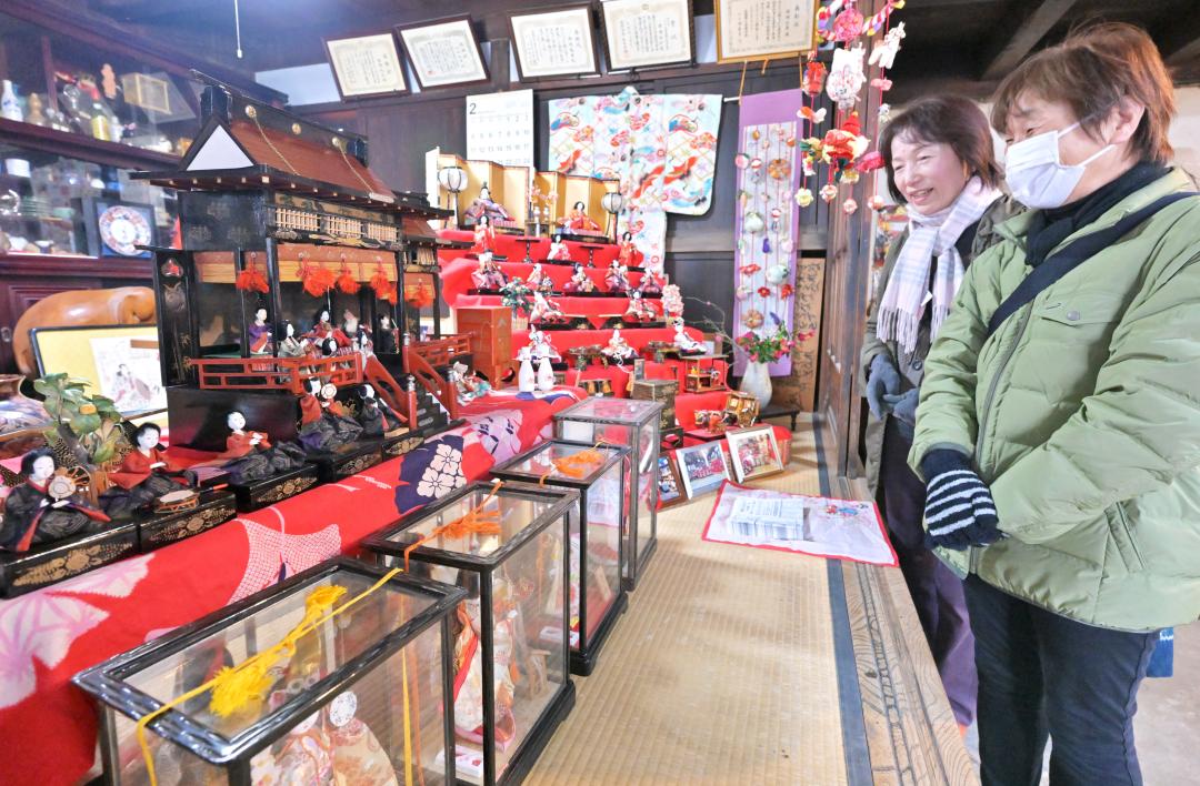 華やかなひな飾りに見入る人たち=桜川市真壁町真壁の西岡商店