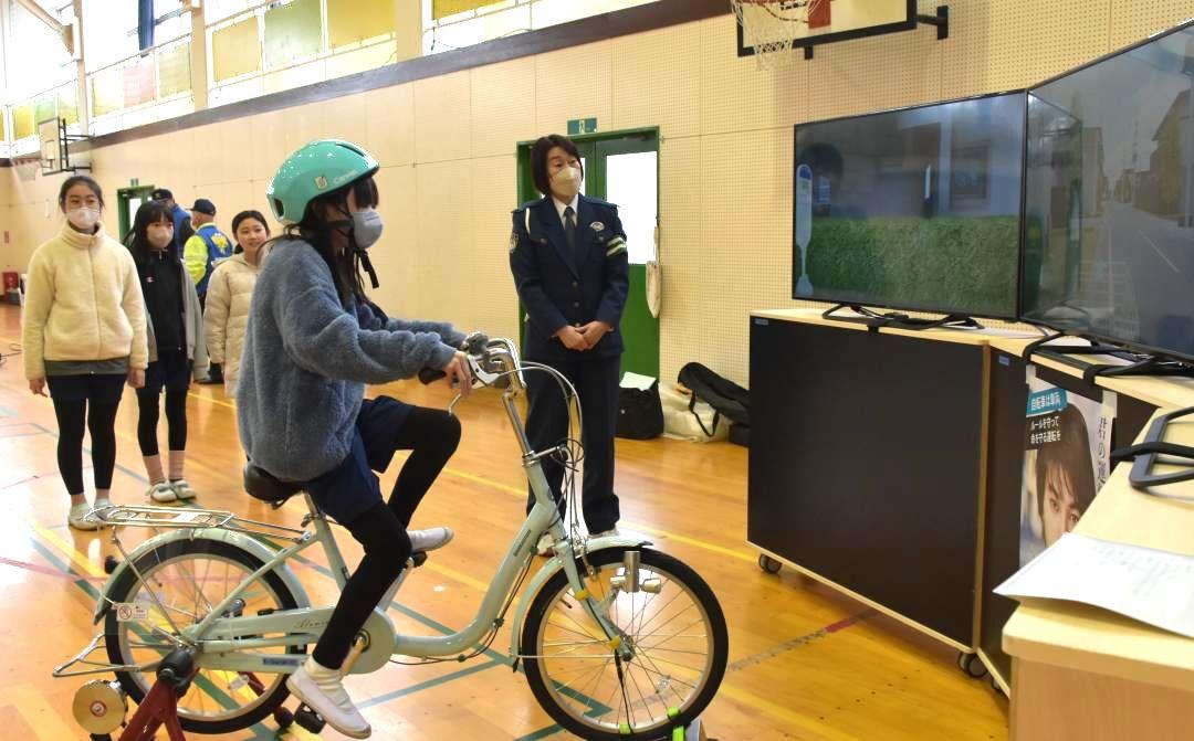自転車シミュレーターで安全運転を学ぶ児童ら=つくば市並木

