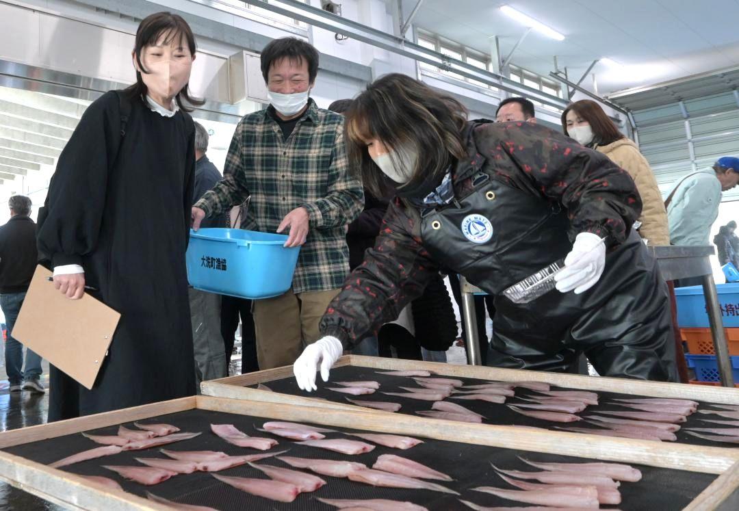 とれたて市でシタビラメの干物を買い求める来場者=大洗町磯浜町
