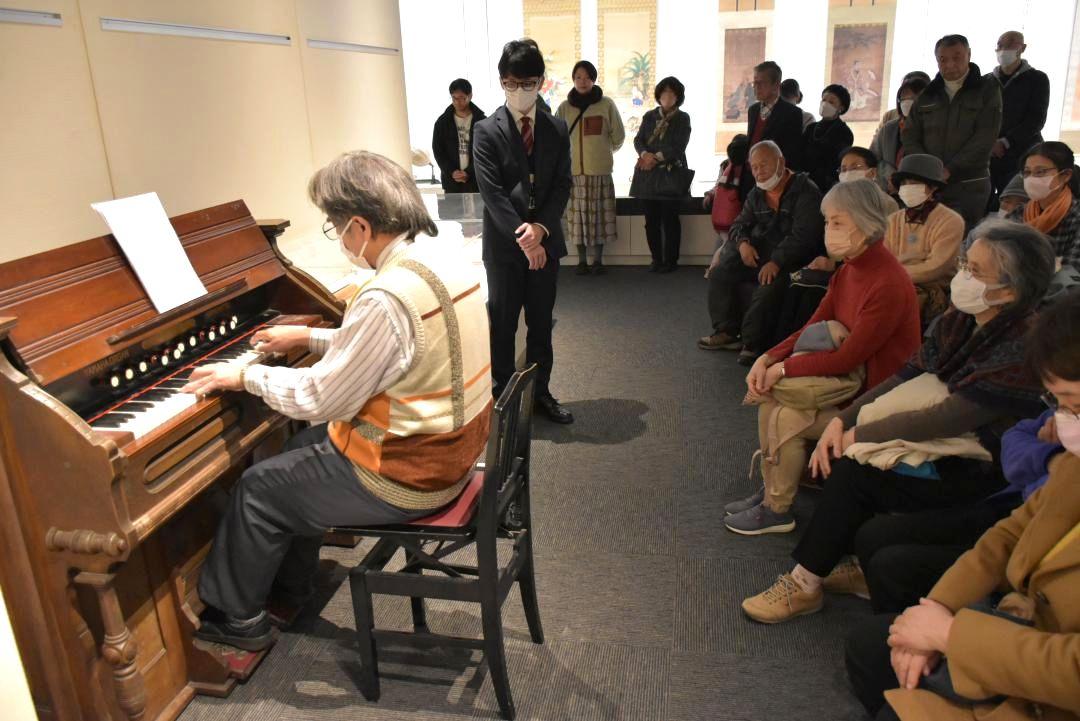 修復されたオルガンの音色に聞き入る入館者=土浦市中央の市立博物館
